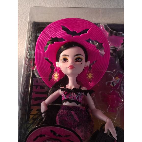 New Mattel Scare-Adise Island Draculawra Doll Still in Box, 12ins Tall - Picture 1 of 7